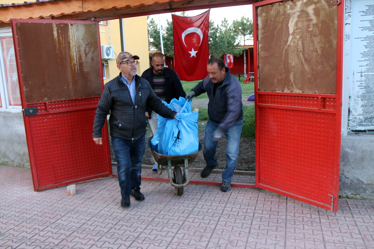 SİVAS - Hayırseverlerin bağışladığı adak kurbanlarının etleri depremzedelere ulaştırıldı