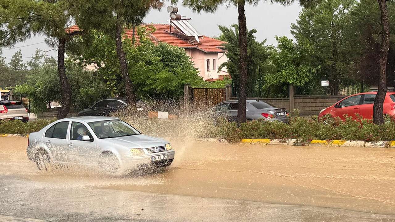 Denizli ve Manisa'da sağanak hayatı olumsuz etkiledi