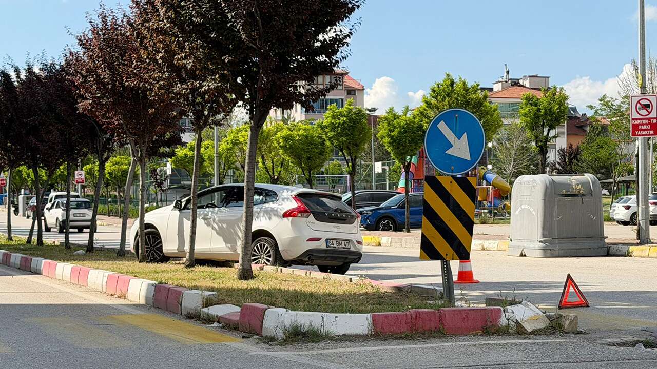 Uşak’ta kontrolden çıkan otomobil fefüje çıktı