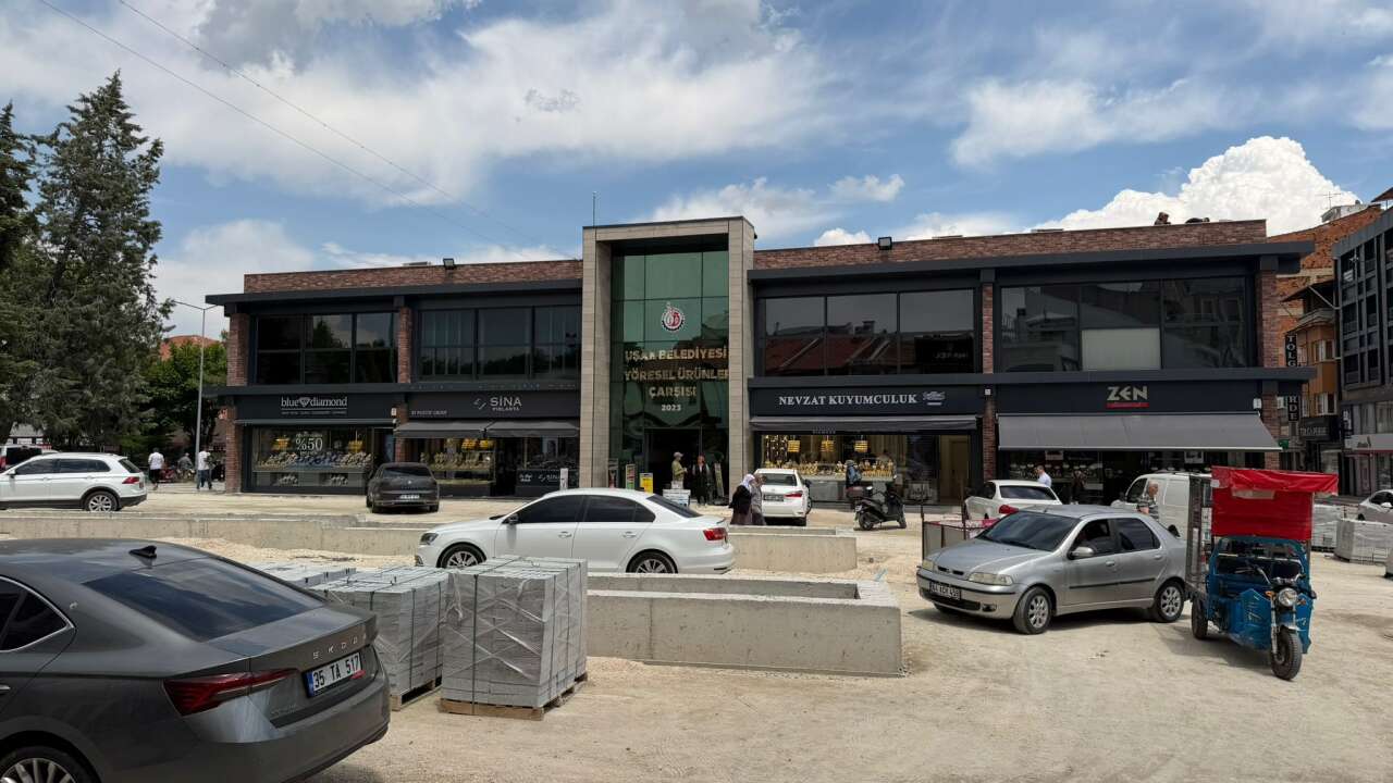 Eski belediye önü otoparka döndü