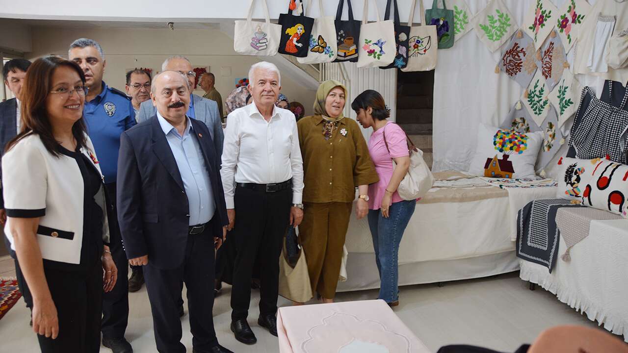 Banaz'da halk eğitimi merkezinin yıl sonu sergisi açıldı