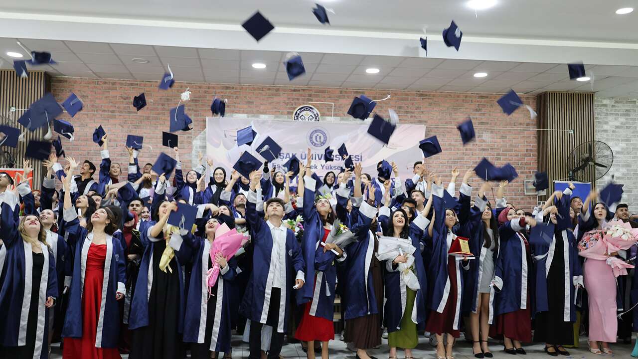 Eşme Meslek Yüksekokulu’nda mezuniyet coşkusu