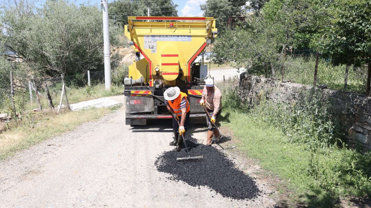 Uşak’ta köy yollarında asfalt ve yama çalışmaları sürüyor