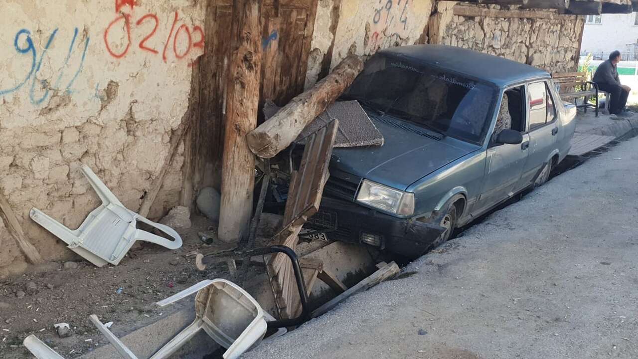 Banaz’da kontrolden çıkan otomobil bankta oturan 2 kişiye çarptı