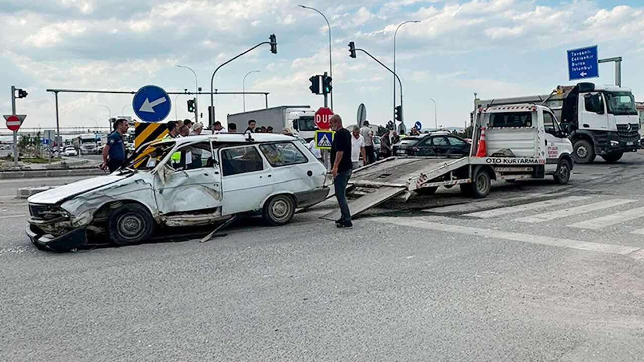 Kütahya'da iki otomobil çarpıştı: 4 yaralı