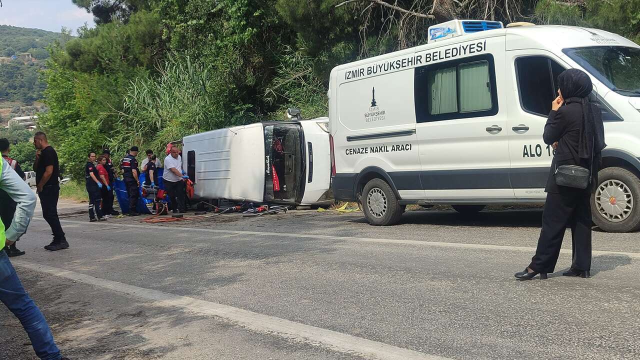 İzmir'de tarım işçilerini taşıyan minibüsün devrilmesi sonucu 1 kişi öldü, 11 kişi yaralandı