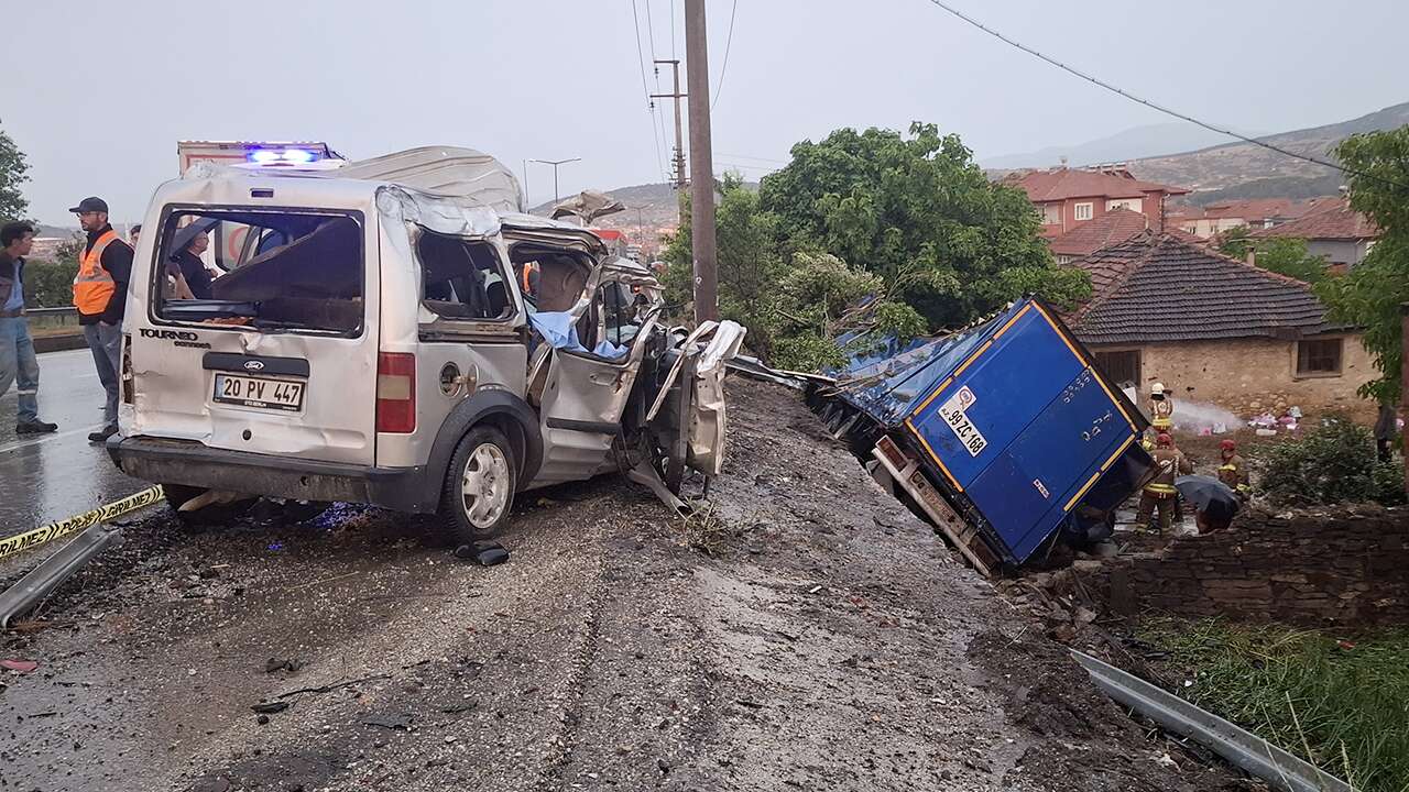 Uşak-İzmir karayolunda zincirleme kaza: 2 ölü, 4 yaralı