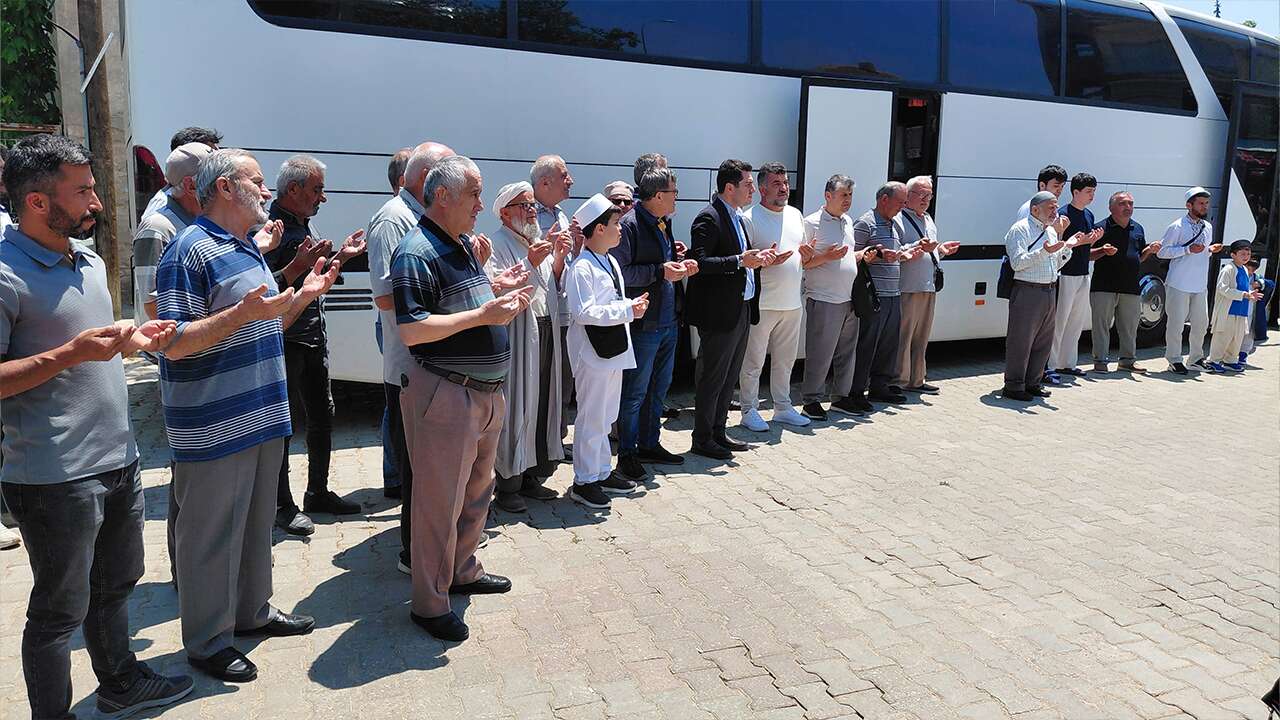 Karahallı’da umre kafilesi dualarla uğurlandı