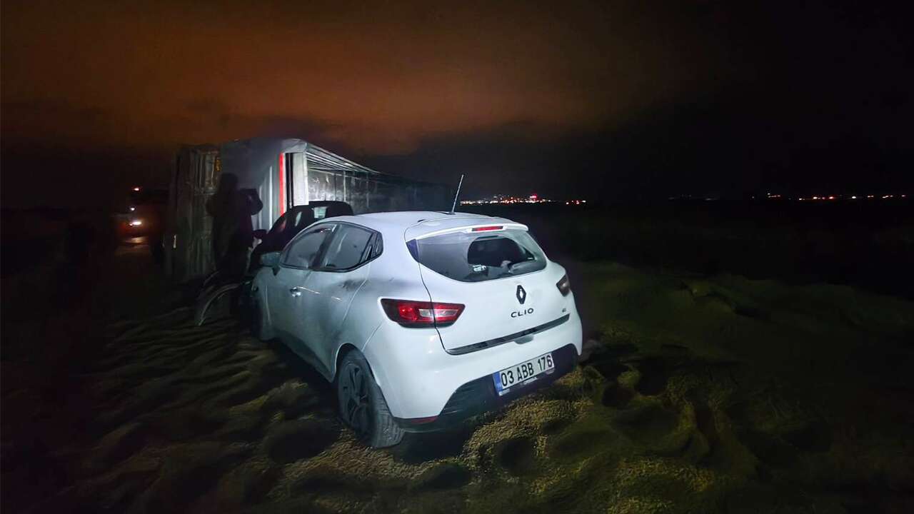 Afyonkarahisar'da devrilen tıra otomobilin çarpması sonucu 4 kişi yaralandı