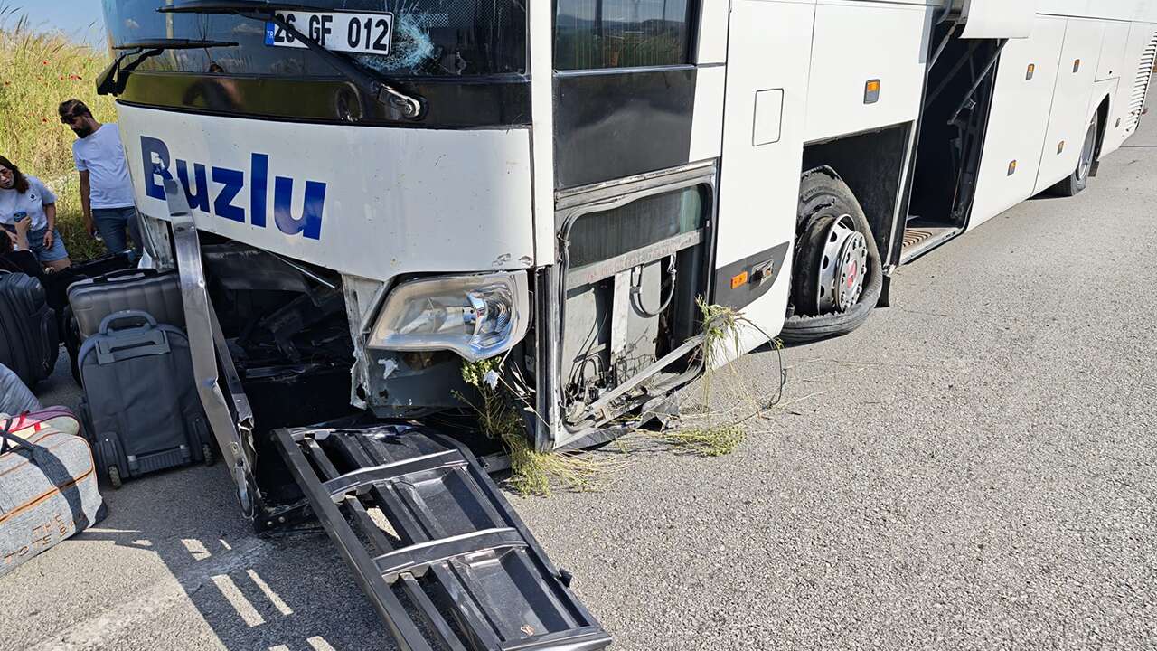Otobüs ile elektrikli motosiklet çarpıştı, 1 kişi yaralandı