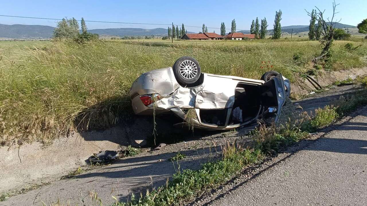 Afyonkarahisar'da şarampole devrilen otomobildeki 1 kişi öldü, 3 kişi yaralandı