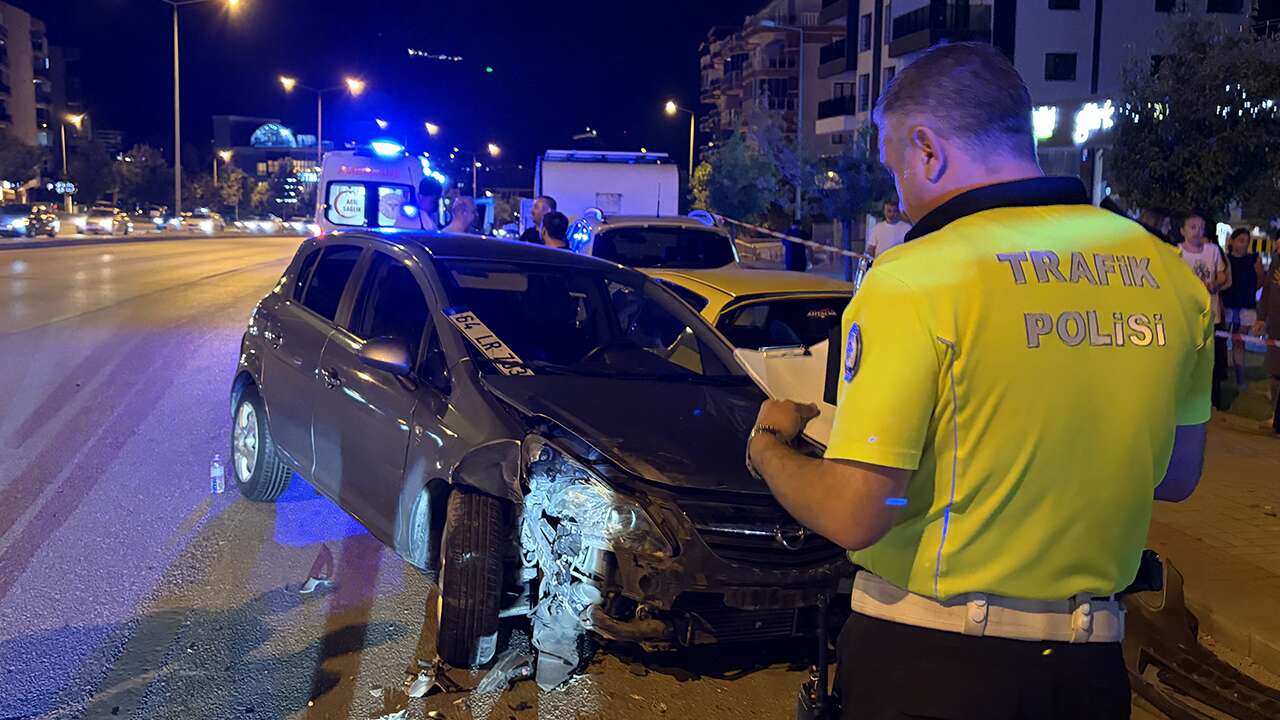 Kırmızı ışık ihlali kazaya neden oldu: 2 Yaralı