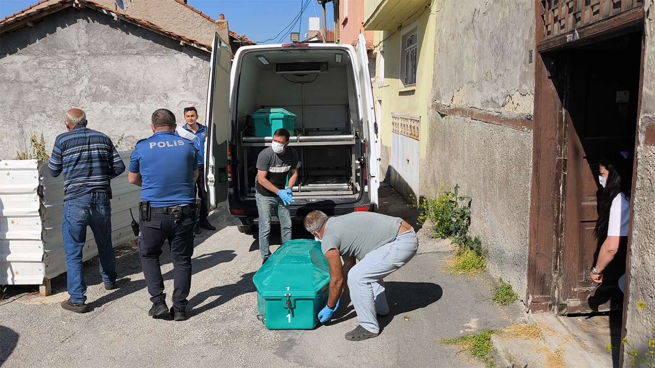 Kütahya'da bir kadın, oğluyla yaşadığı evde ölü bulundu