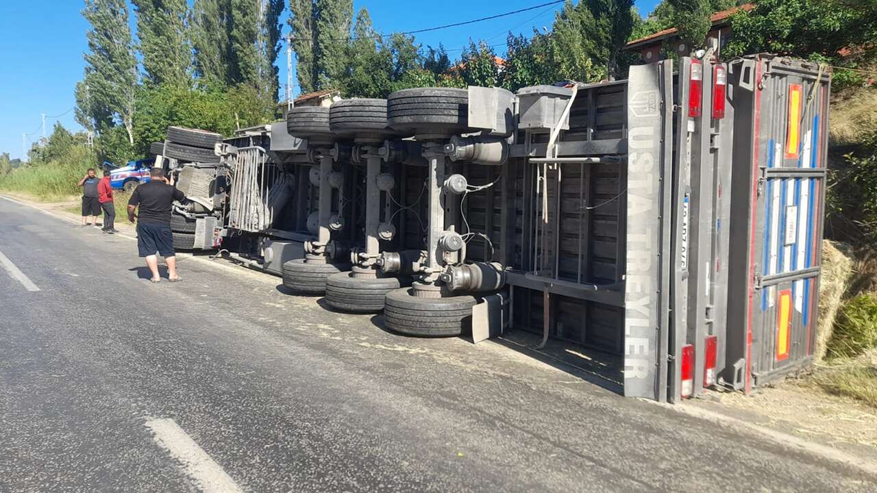 Kiraz'da tırla çarpışan otomobilin sürücüsü yaralandı