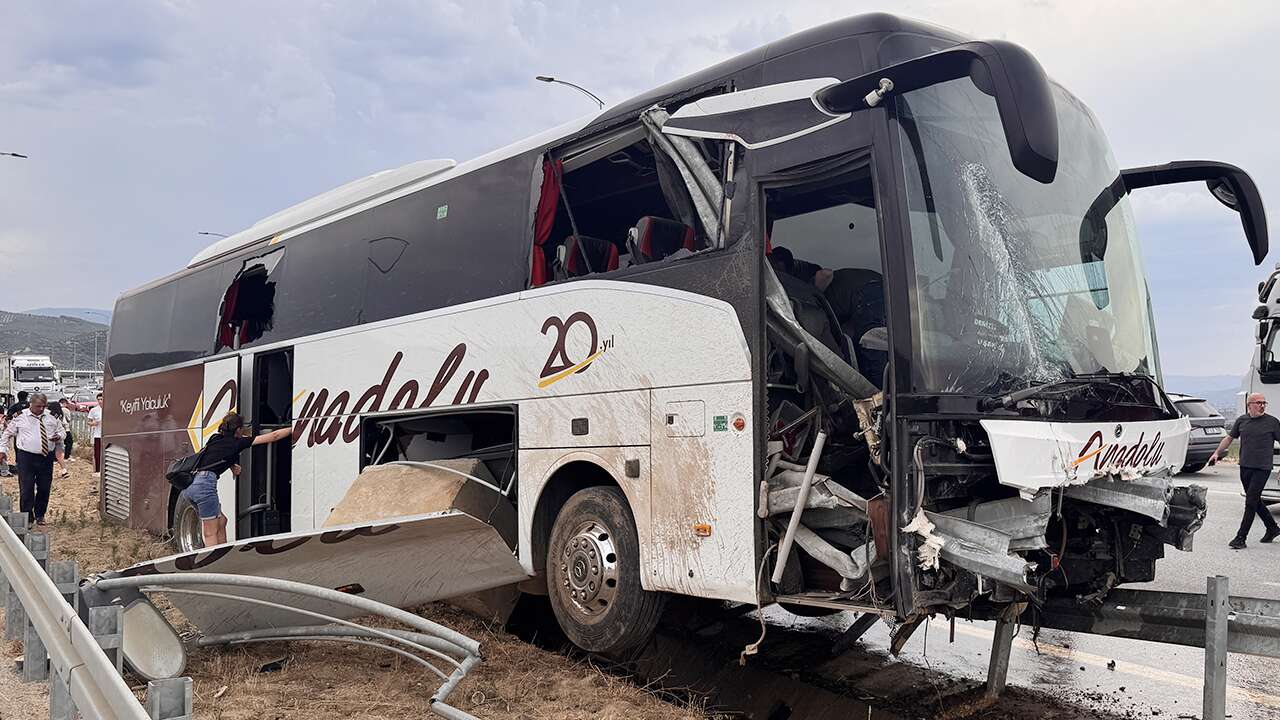 Yolcu otobüsü orta refüje çıktı: 18 yaralı