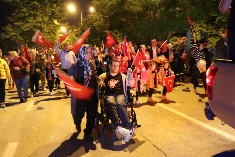 Denizli'de 19 Mayıs Atatürk'ü Anma Gençlik ve Spor Bayramı dolayısıyla fener alayı düzenlendi