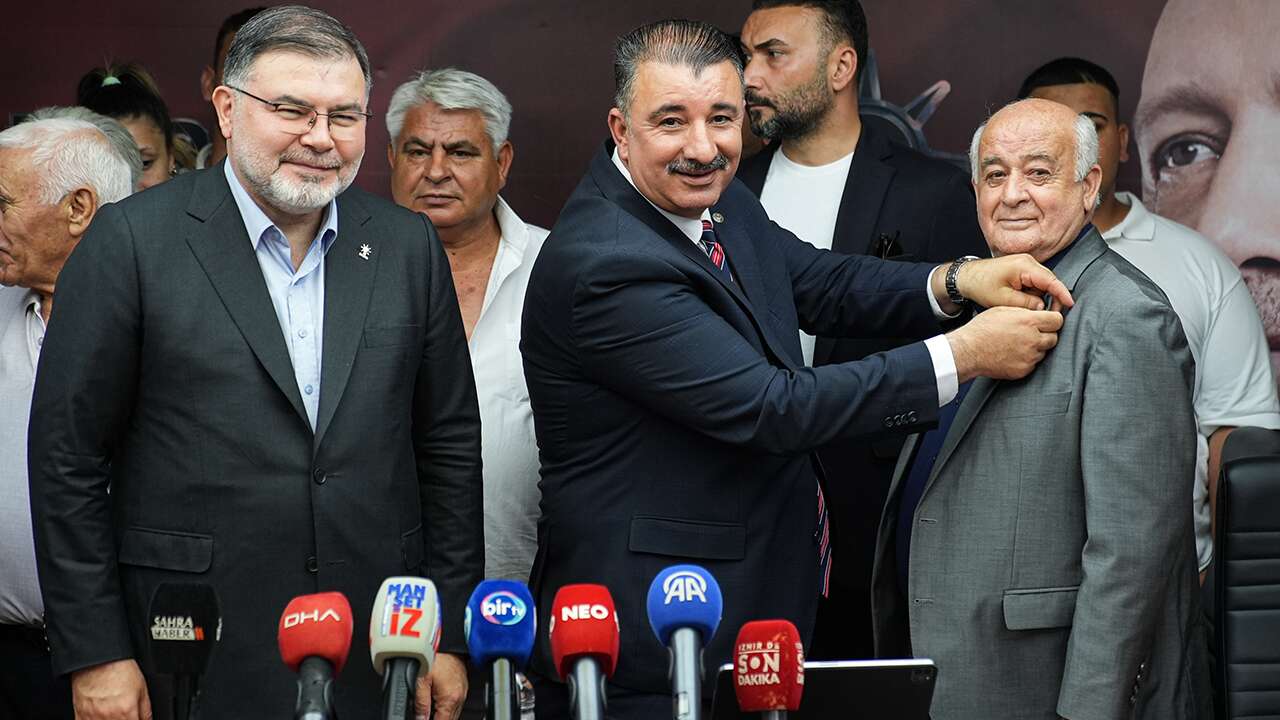 İzmir'de AK Parti'ye katılan yeni üyelere rozetleri takıldı