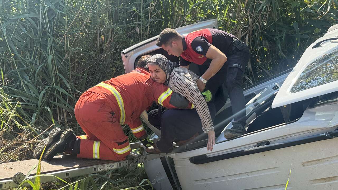 Fethiye'de dereye devrilen hafif ticari araçtaki 2 kişi yaralandı