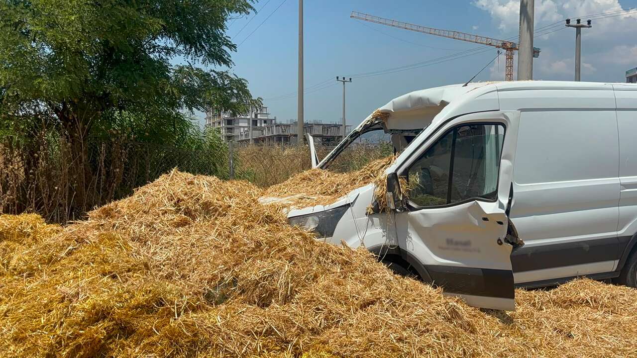 Aydın'da köprüye takılan tırdaki saman balyalarının devrilmesi sonucu 1 kişi yaralandı