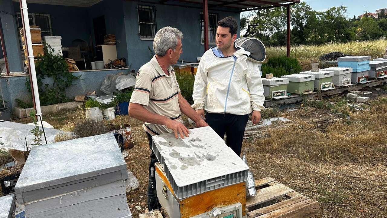 Karahallı Kaymakamı Çelebi’den bal üreticisine ziyaret