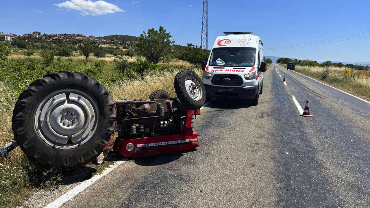 Uşak'ta kamyonun çarpması sonucu traktör devrildi: 1 yaralı