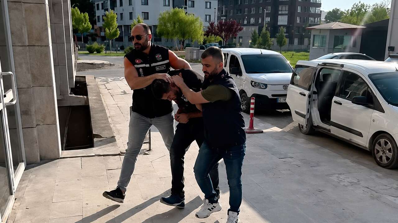 Kütahya'da kesinleşmiş 57 yıl 7 ay hapis cezası bulunan firari hükümlü yakalandı