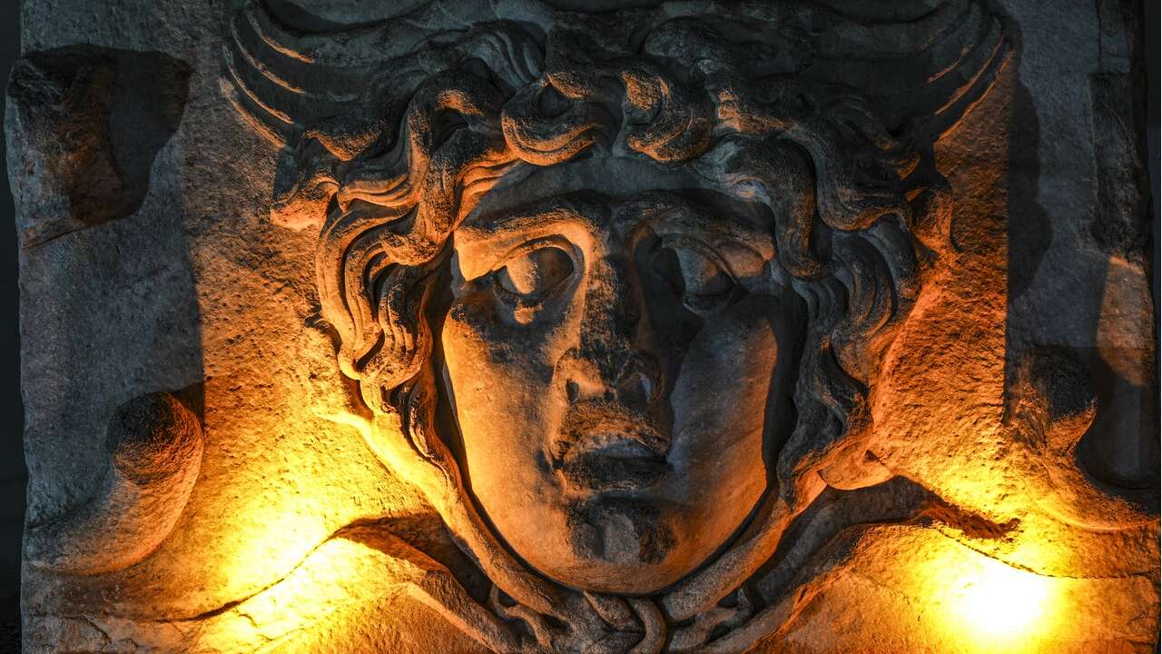 Apollon Tapınağı, ziyaretçilerini akşam serinliğinde tarihi yolculuğa çıkarıyor