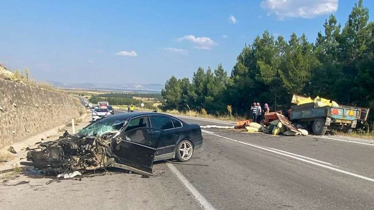Ulubey’de traktör ile otomobil çarpıştı: 1’i çocuk 4 yaralı
