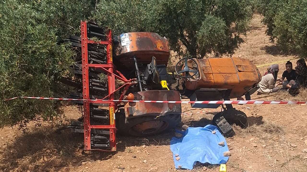 Manisa'da devrilen traktörün sürücüsü öldü