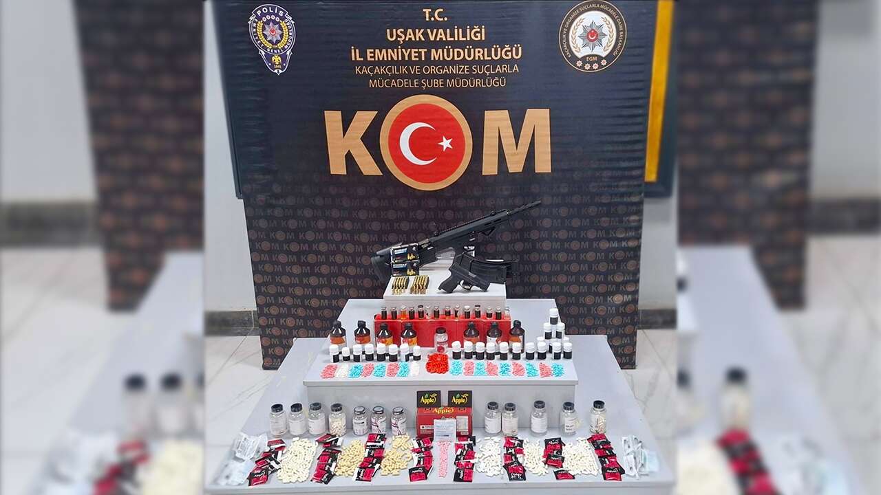 Uşak'ta silah, mermi ve binlerce kaçak ilaç ele geçirildi