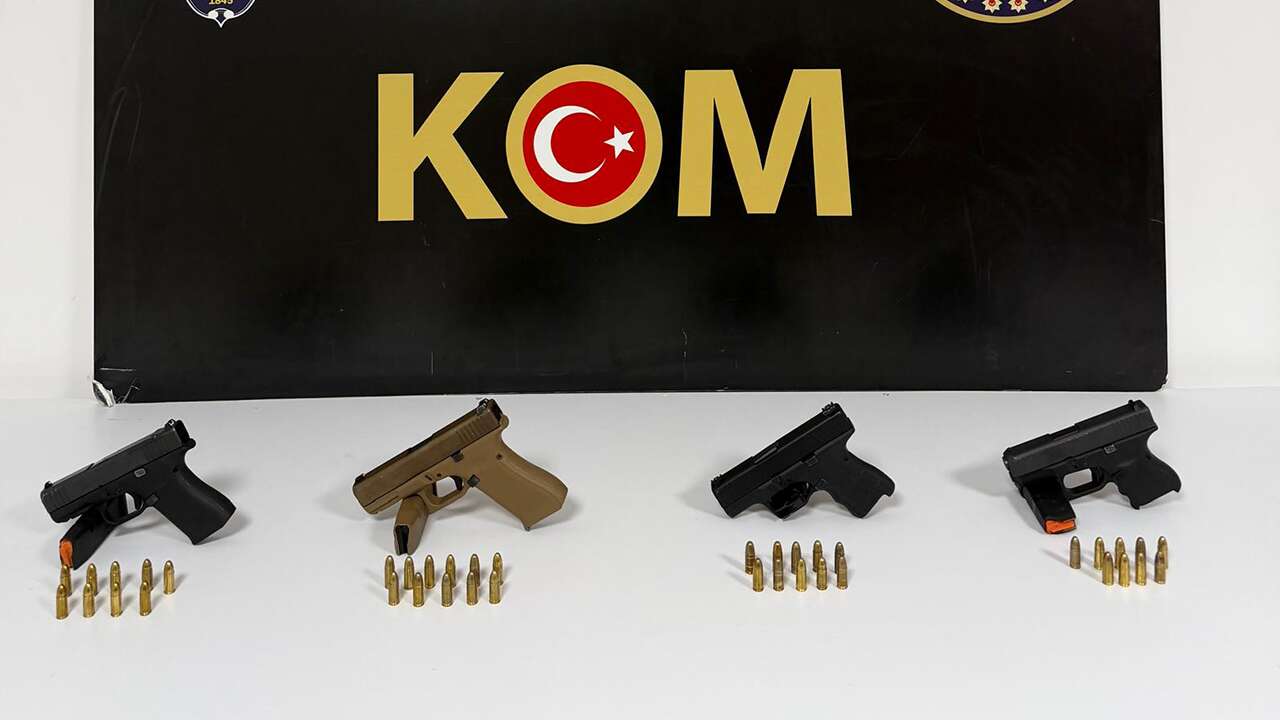 Bodrum'da çantalarında ruhsatsız silah ele geçirilen 4 kişi gözaltına alındı