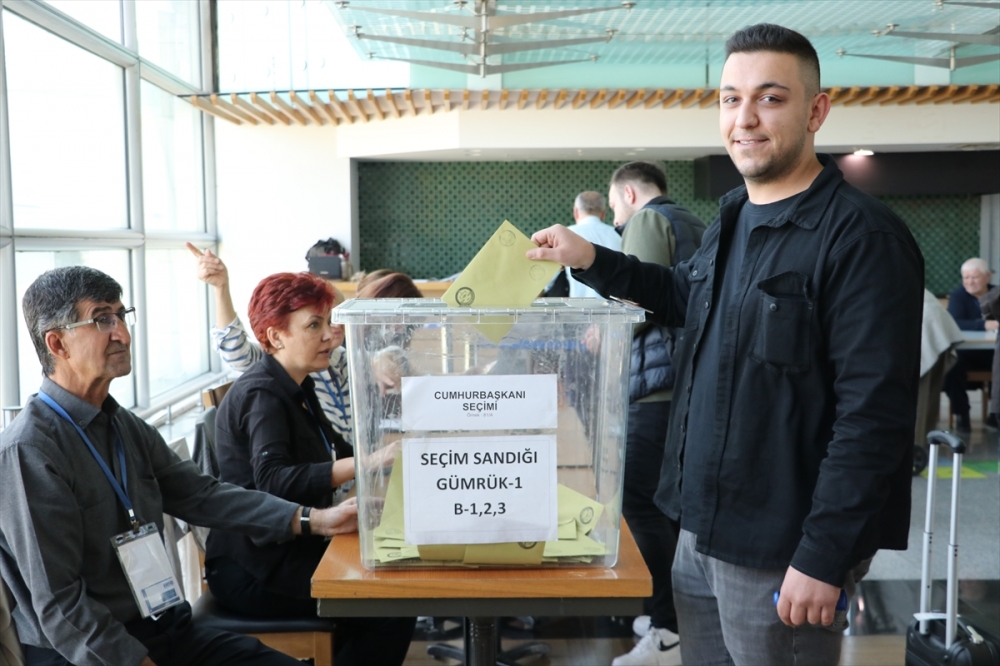 İzmir Adnan Menderes Havalimanı'nda oy verme işlemi başladı