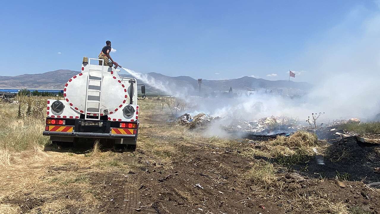 Alaşehir'de otluk alanda çıkan yangın kontrol altına alındı