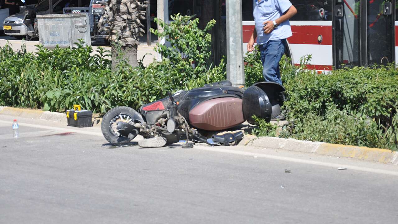 İzmir'de motosikletin iş makinesi yüklü kamyonla çarpışması kamerada