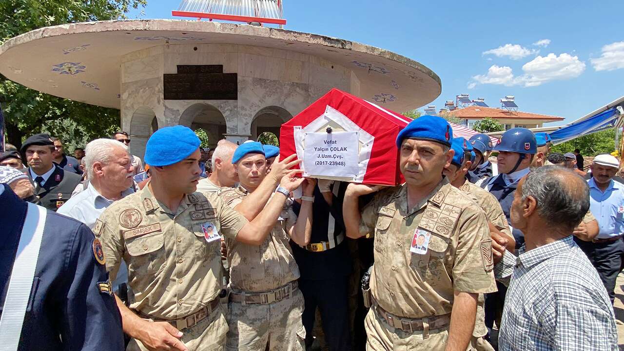 Aydın'da amcasının kullandığı otomobille çarpıştığı kazada ölen uzman çavuş toprağa verildi