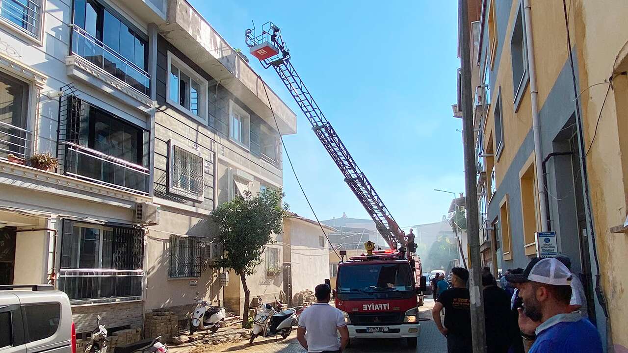 Aydın'da çıkan yangında 2 kişi dumandan etkilendi