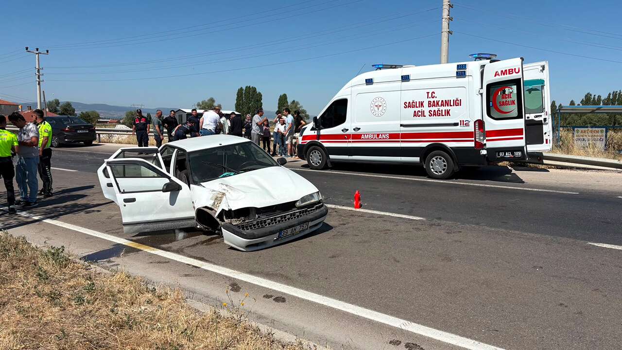 Afyonkarahisar'da bariyerlere çarpan otomobildeki 6 kişi yaralandı