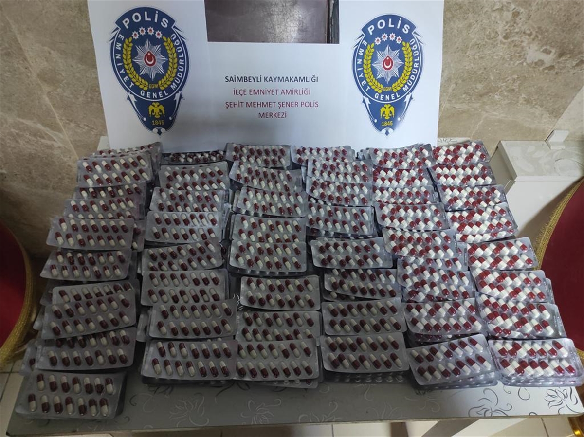ADANA - 3 bin 246 uyuşturucu hap bulunan otomobildeki 2 kişi tutuklandı