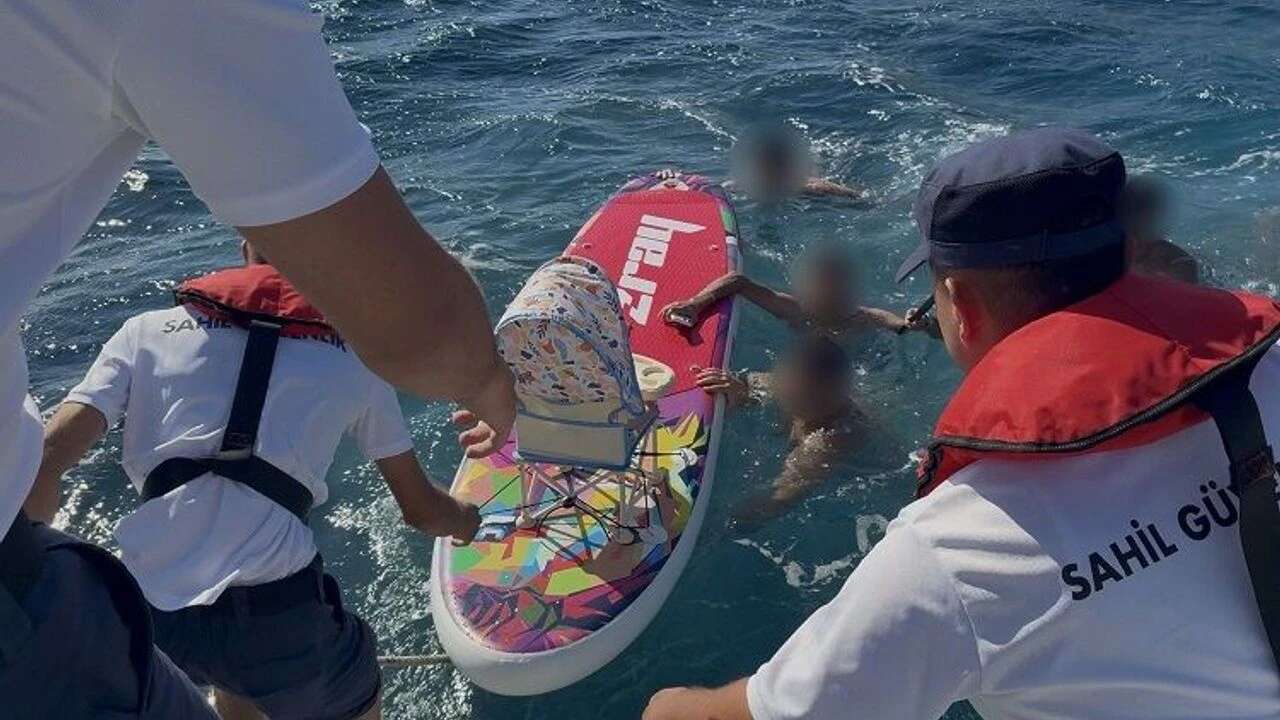 İzmir'de denizde sürüklenen 1'i bebek 5 kişi kurtarıldı