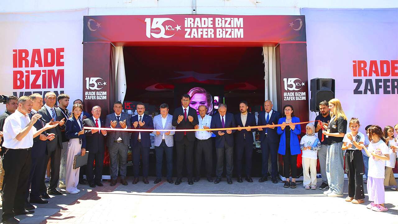 Uşak Atapark'ta 15 Temmuz dolayısıyla "Anma ve Deneyimleme Çadırı" kuruldu