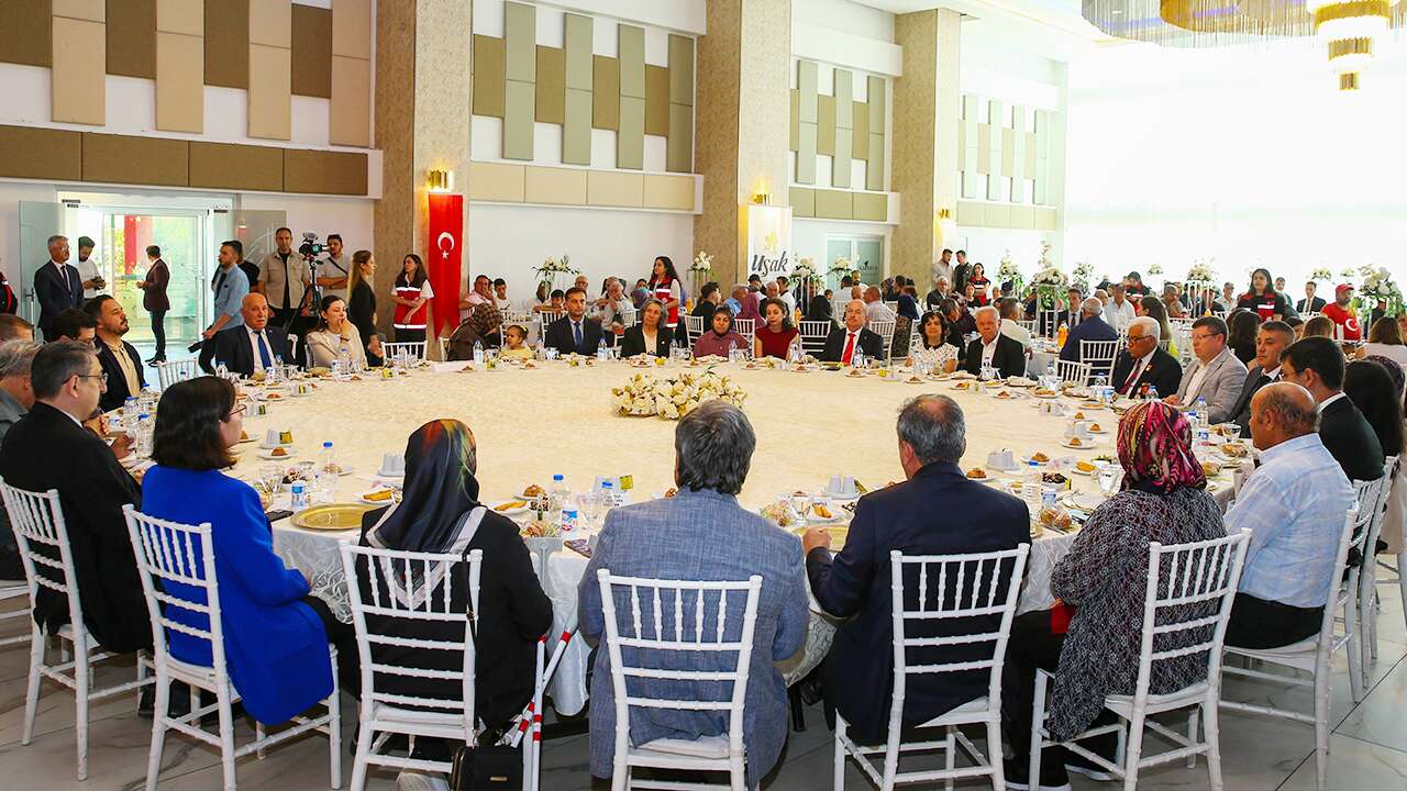 Uşak'ta şehit yakınları ve gaziler onuruna yemek düzenlendi