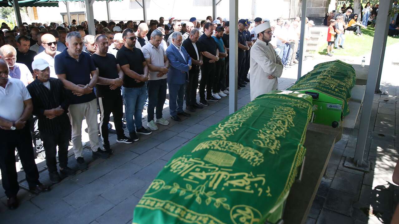Anne ve 8 aylık bebeği gözyaşlarıyla son yolculuğuna uğurlandı