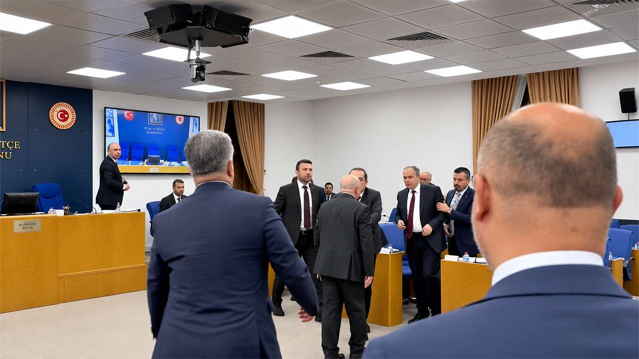 İYİ Partili Erhan Usta, İsmail Güneş'in üzerine yürüdü