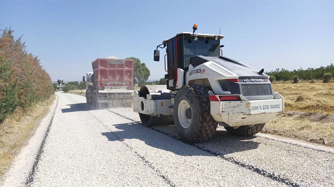 Uşak’ta Köy Yollarında 1. Kat Asfalt Çalışmaları Başladı