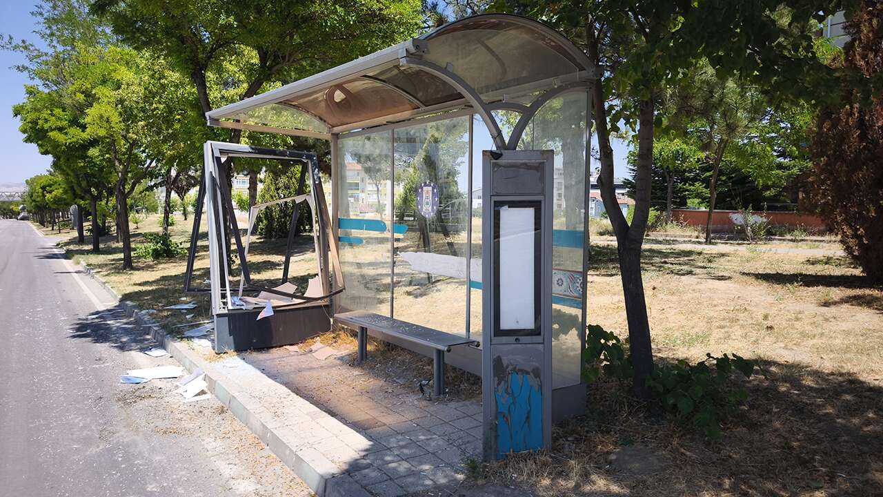 Kütahya'da tırın yerinden çıkan tekerleği otobüs durağına çarptı