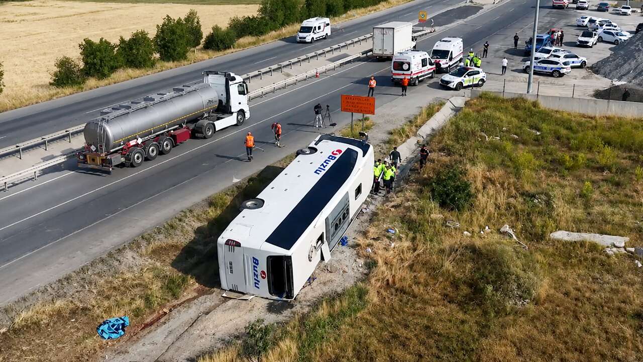Yolcu otobüsü şarampole devrildi; 20 yaralı