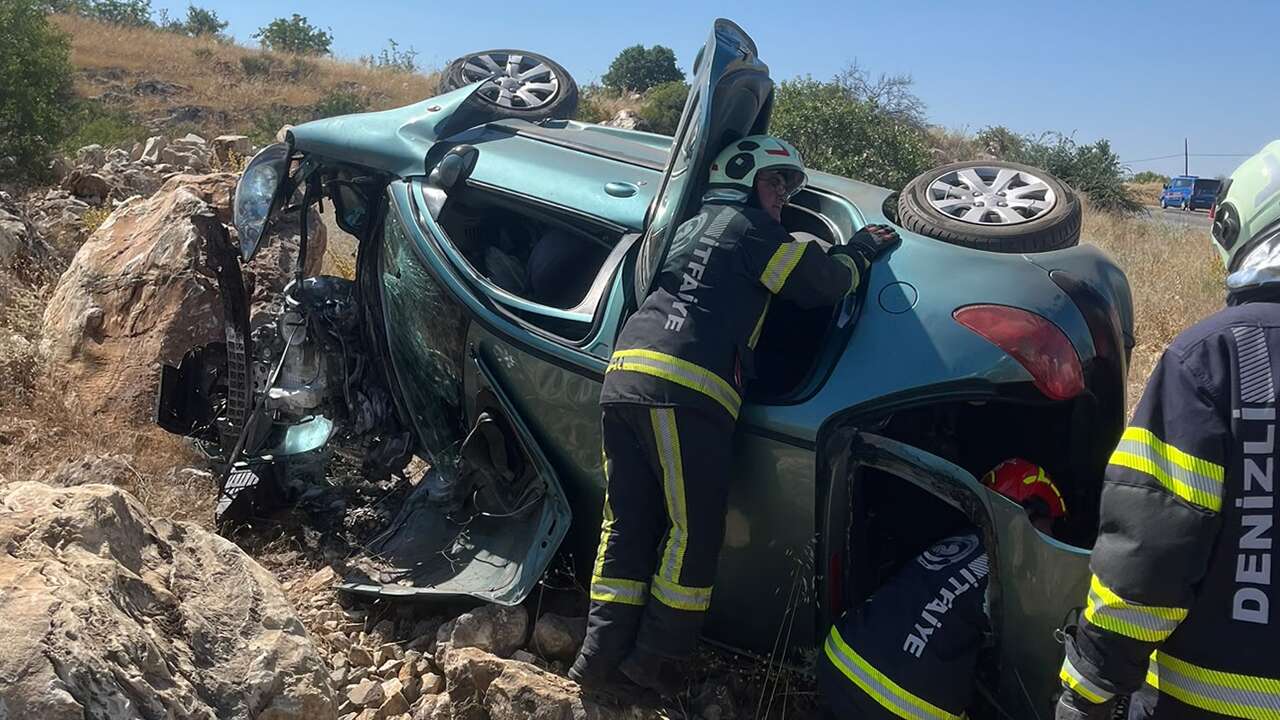 Denizli'de devrilen otomobildeki 4 kişi yaralandı