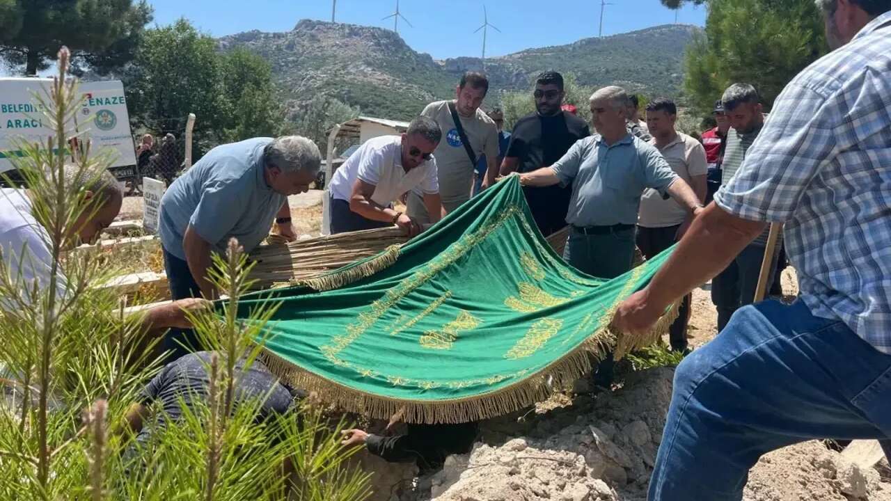 Ebru Koyuncu'nun 17 yıl sonra bulunan kalıntıları Manisa'da defnedildi