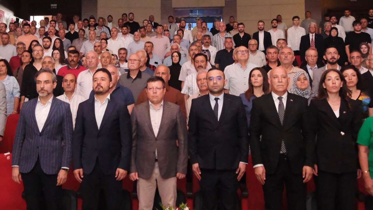 MHP Uşak Merkez İlçe Başkanlığı'nda Ramazan Dönmez güven tazeledi
