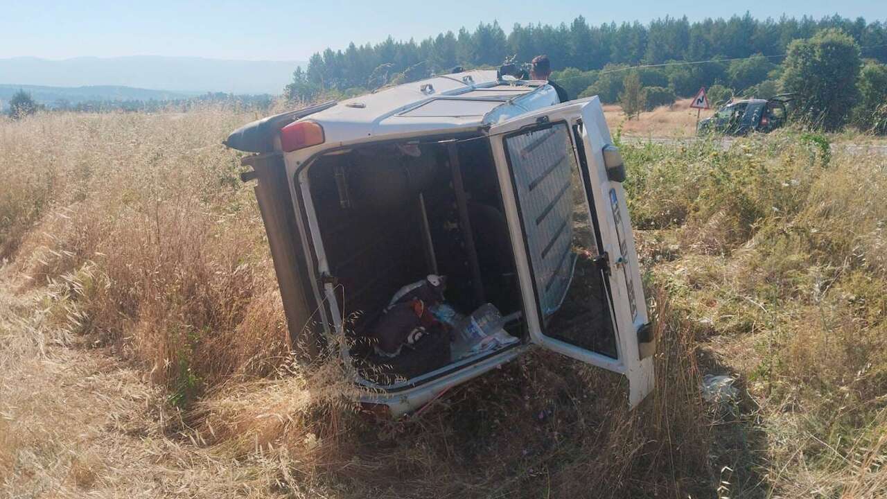 Uşak'ta otomobil şarampole devrildi, 1'i bebek 3 kişi yaralandı